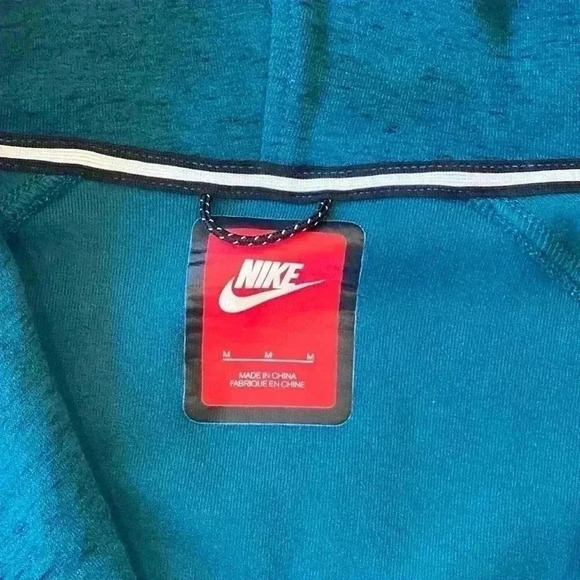 Nike Women’s Tech Fleece Cape Jacket - Picture 3 of 4